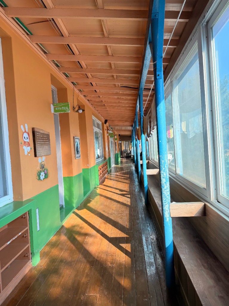 School building with Korean motto